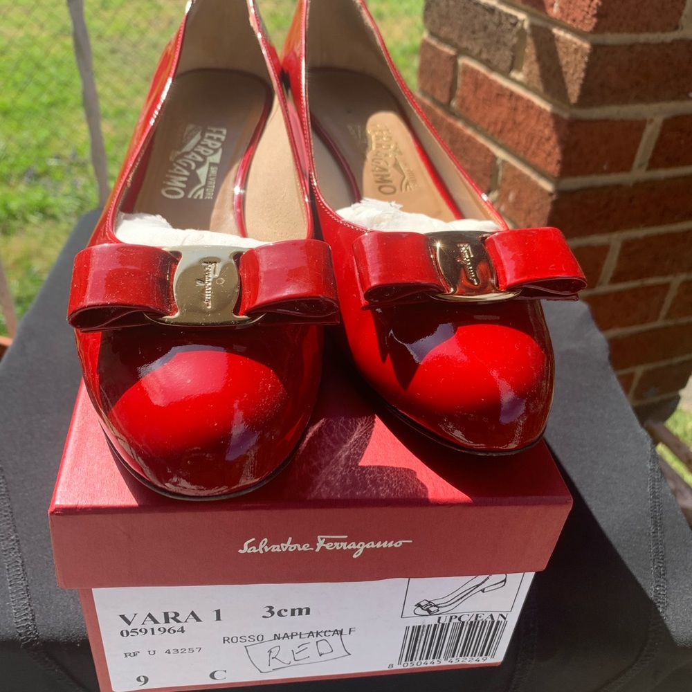 Ferragamo Vara 1 3cm.  Red 9C